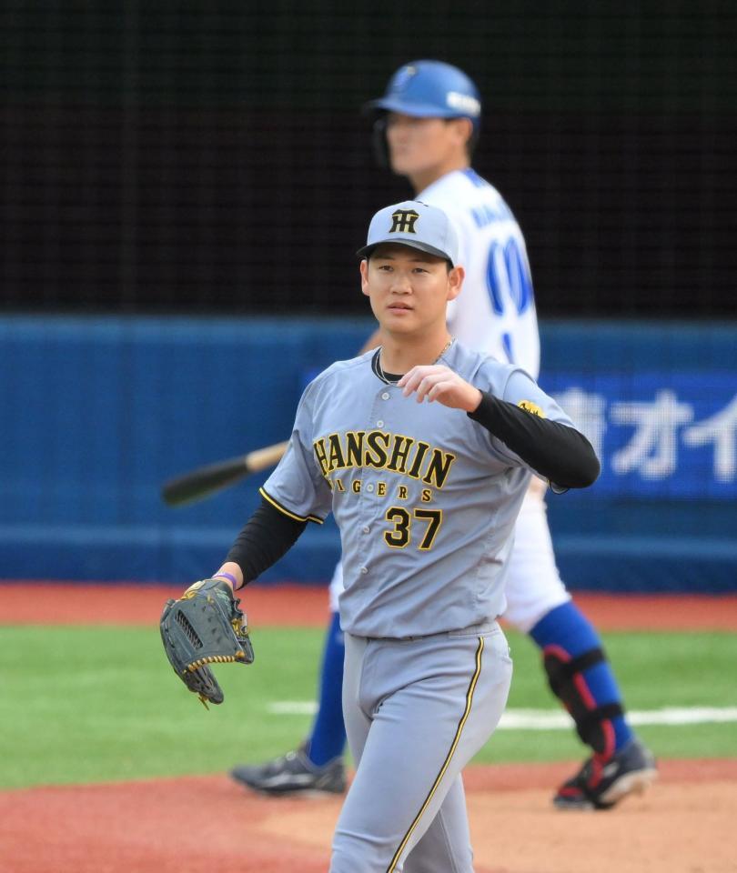 　７回、林（奥）から空振り三振を奪った及川（撮影・伊藤笙子）