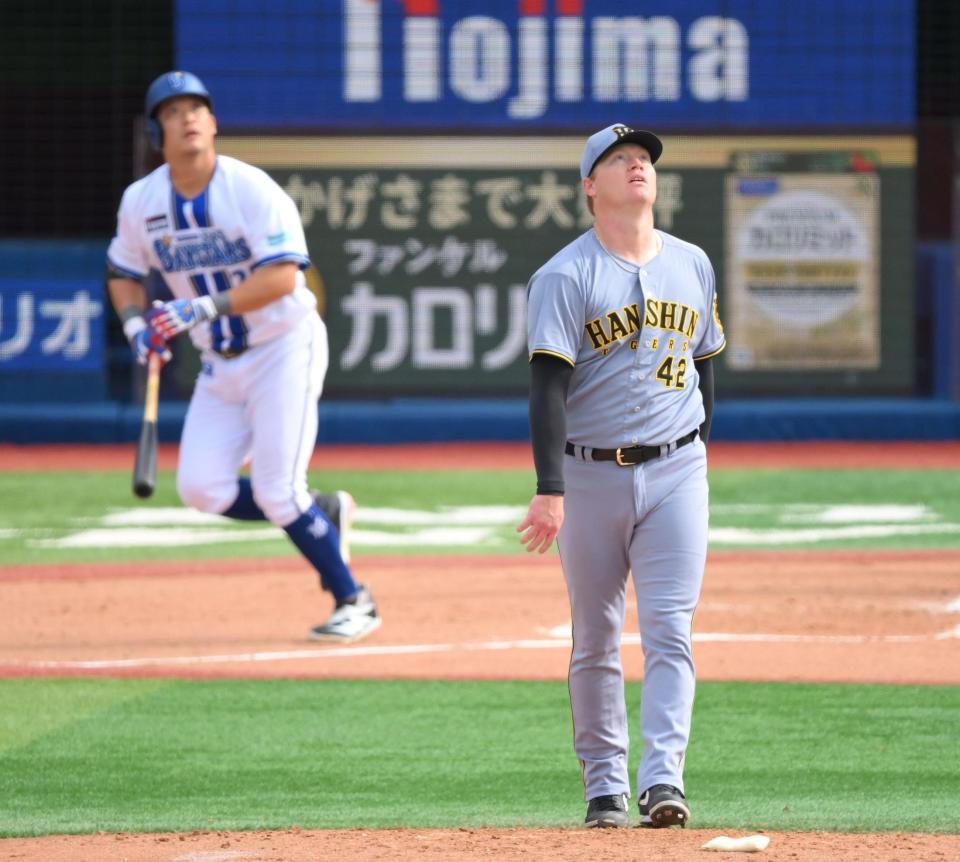 　２回、筒香（奥）に先制ソロを浴びたネルソン（撮影・伊藤笙子）