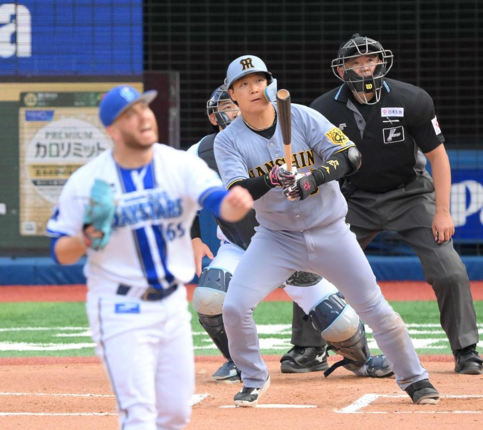 　６回、ケイ（手前）から左越えソロを放つ大山（撮影・伊藤笙子）