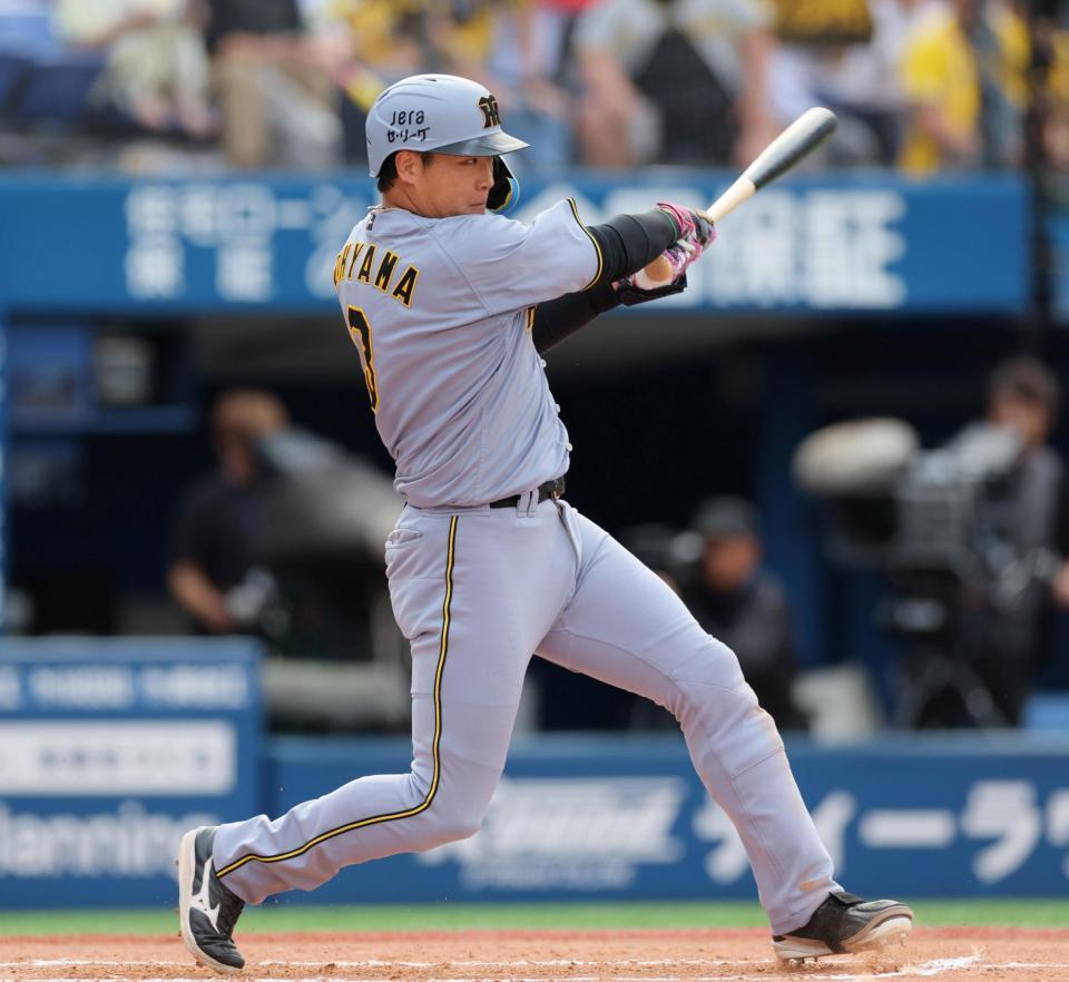 　６回、同点ソロを放つ大山（撮影・棚橋慶太）