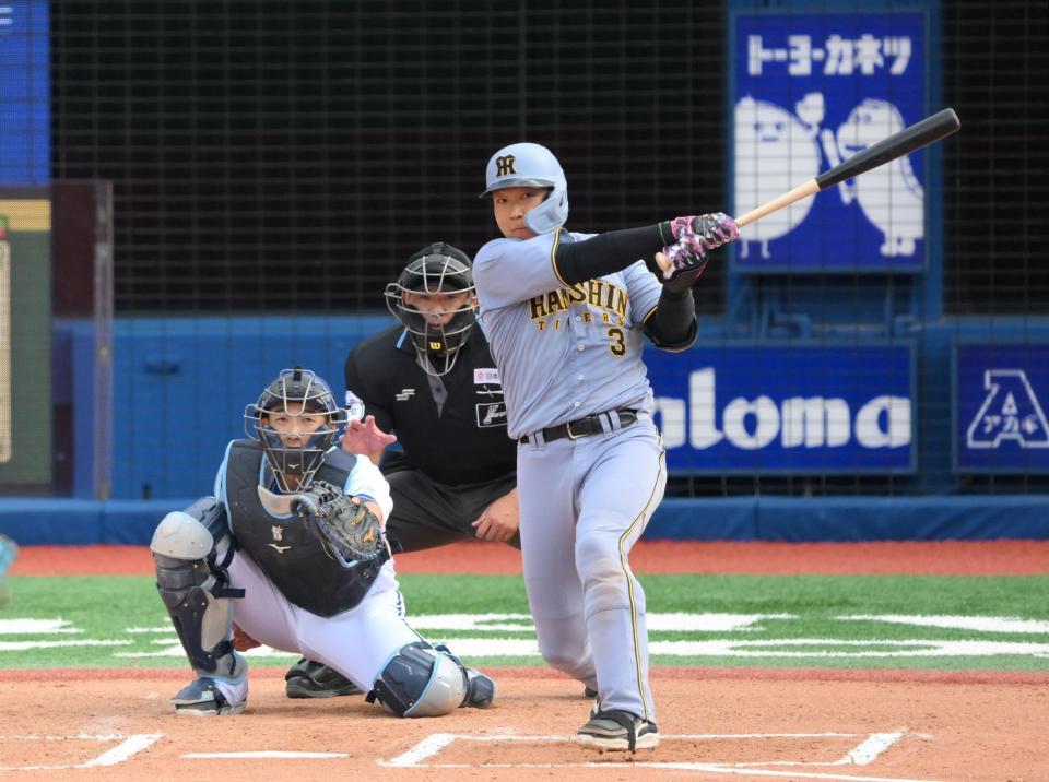 　６回、左越えソロを放つ大山（撮影・伊藤笙子）