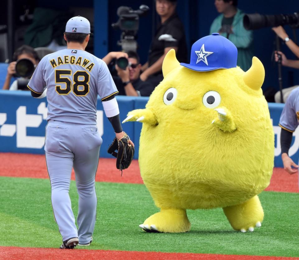 　キャッチボールを終えた前川（左）に駆け寄るチャピー＝２３日