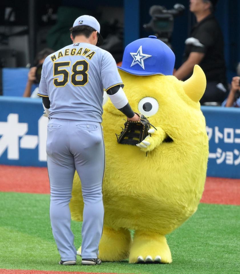 　キャッチボールを終えた前川（左）とハグをするチャピー＝２３日