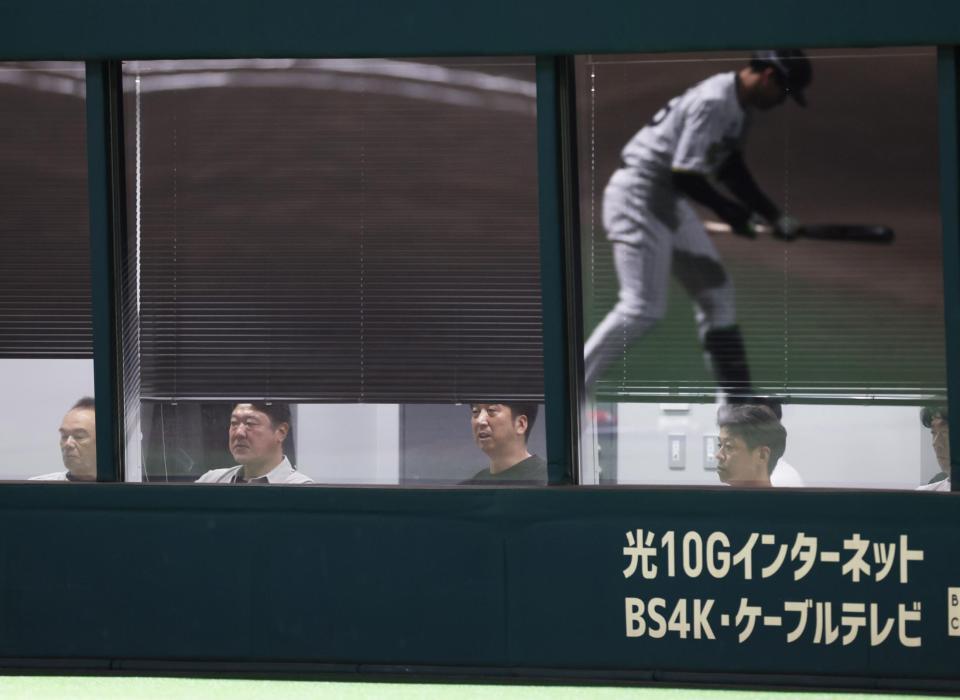 　コーチ陣とウエスタンの試合を観戦する藤川監督（中央）＝撮影・立川洋一郎