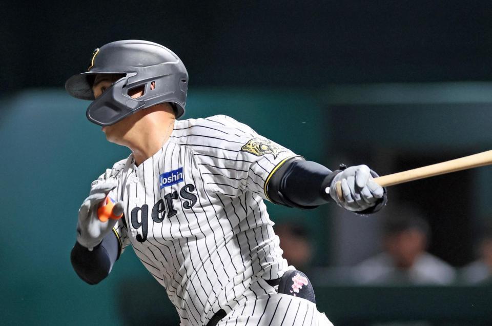 　５回、左前打を放つ井上（撮影・立川洋一郎）