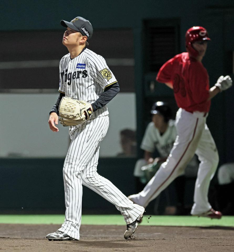 　１回、田村の左犠飛で２点目を失う西勇（撮影・立川洋一郎）