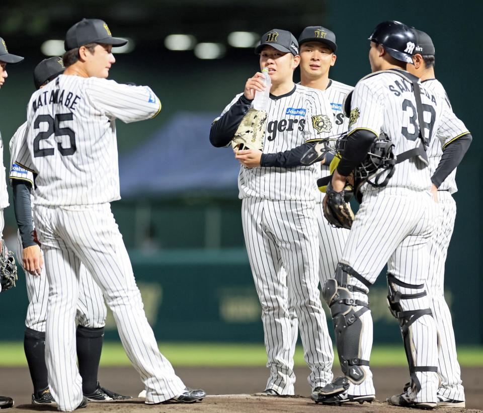 　１回、満塁のピンチを迎えマウンドに集まったナインと言葉を交わす西勇（中央）＝撮影・立川洋一郎