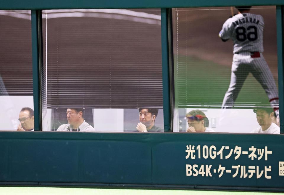 　コーチ陣とウエスタンの試合を観戦する藤川監督（中央）＝撮影・立川洋一郎