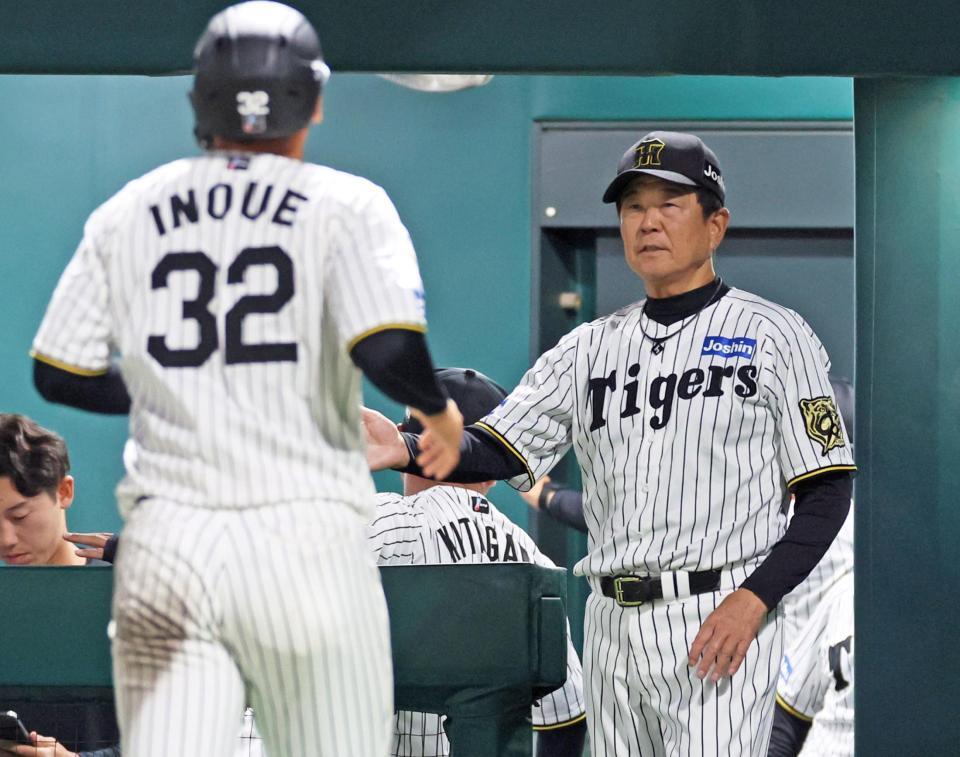 　７回、楠本の適時二塁打で生還した井上（３２）を迎える平田２軍監督（撮影・立川洋一郎）