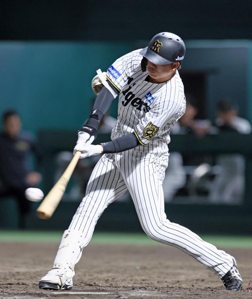 　７回、右前へ適時二塁打を放つ代打・楠本（撮影・立川洋一郎）