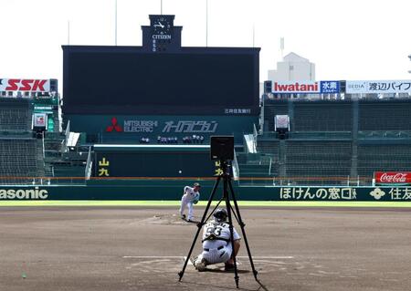 　マウンドで投球練習する村上（撮影・山口登）