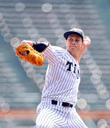 　マウンドで投球練習する大竹（撮影・山口登）