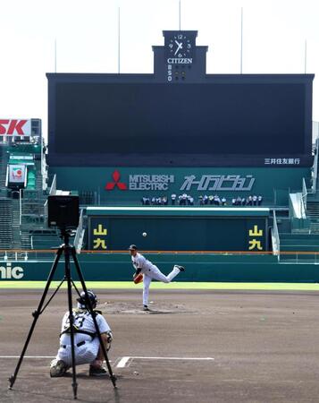 　マウンドで投球練習する大竹（撮影・山口登）