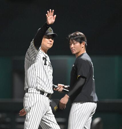 　勝利のあいさつを終え、スタンドのファンに手を振る平田２軍監督（撮影・飯室逸平）