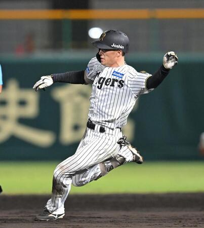 　３回、二塁打を放ち滑り込む福島（撮影・飯室逸平）