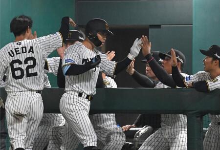 　８回、追加点に沸く糸原ら阪神ナイン（撮影・飯室逸平）