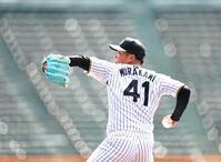 　マウンドで投球練習する村上（撮影・山口登）