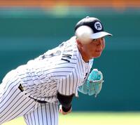 　マウンドで投球練習する村上（撮影・山口登）