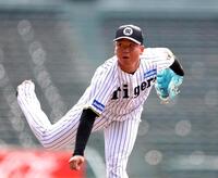 　マウンドで投球練習する村上（撮影・山口登）