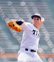 　マウンドで投球練習する大竹（撮影・山口登）