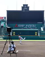 　マウンドで投球練習する大竹（撮影・山口登）