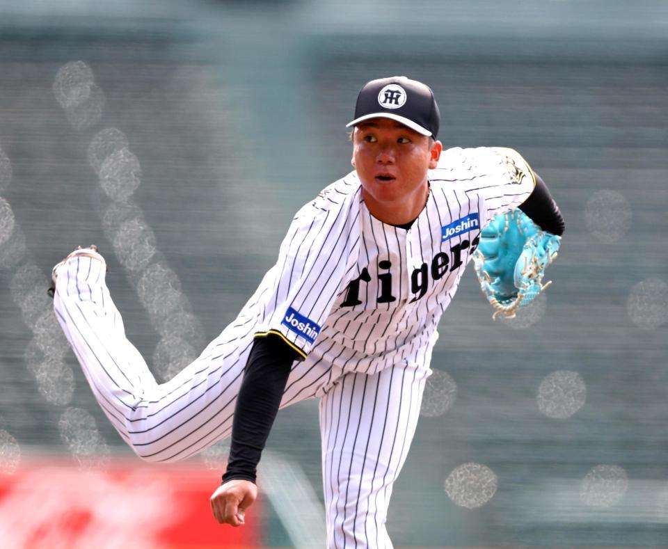 　マウンドで投球練習する村上（撮影・山口登）