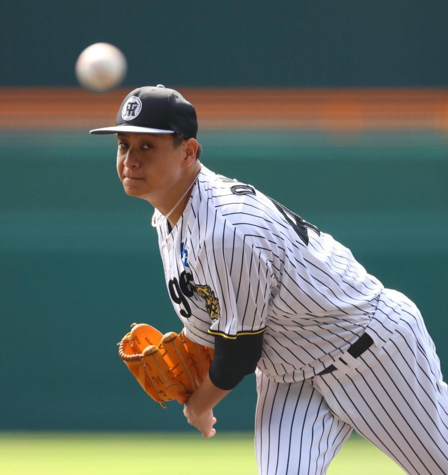 　マウンドで投球練習する大竹（撮影・山口登）