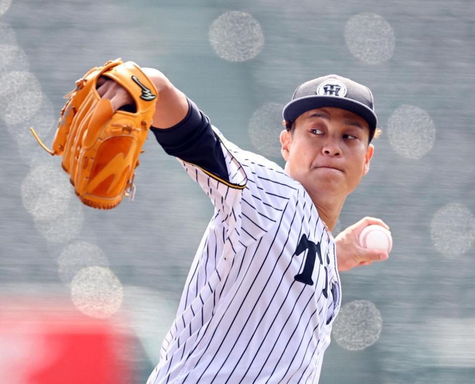 　マウンドで投球練習する大竹（撮影・山口登）