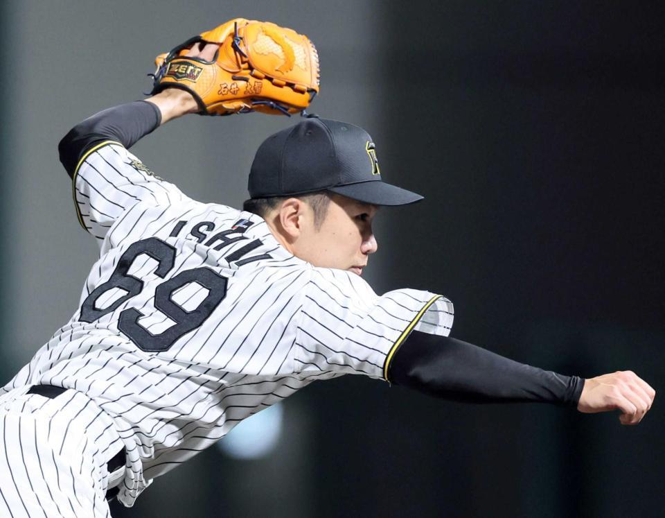 　６回に登板し、三者凡退に仕留める石井（撮影・立川洋一郎）