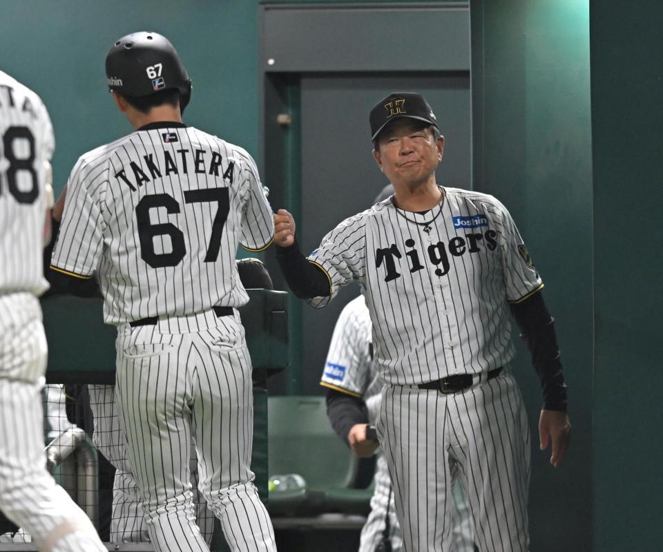 　３回、高寺とタッチを交わす平田２軍監督（撮影・飯室逸平）