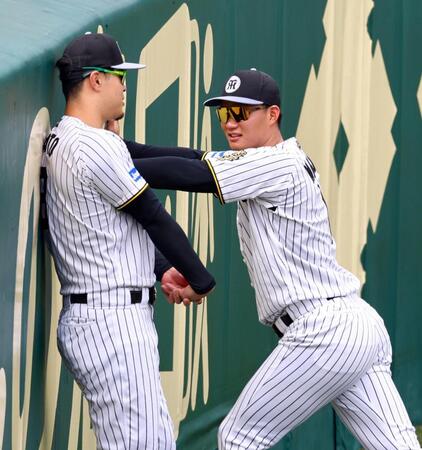 　佐藤輝（左）と談笑する森下（撮影・山口登）