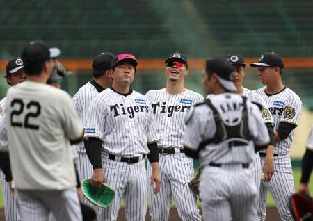 　練習中に笑う佐藤輝（中央）＝撮影・北村雅宏