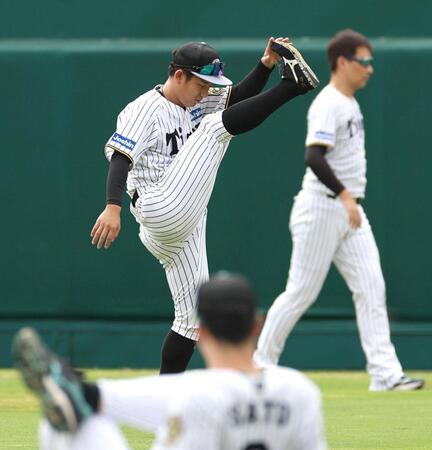 　ウオーミングアップする伊原（撮影・北村雅宏）