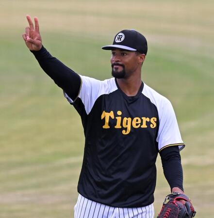 　Ｖサインを見せるデュプランティエ（撮影・飯室逸平）