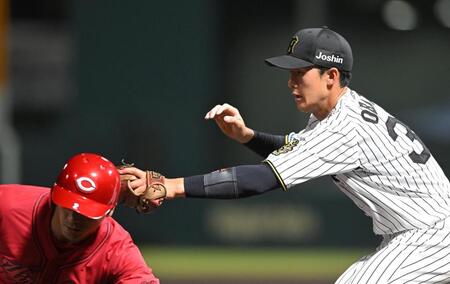 　３回、三走・田中を挟殺する小幡（撮影・飯室逸平）