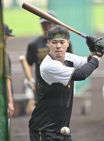 　屋外で打撃練習する佐藤輝（撮影・西田忠信）