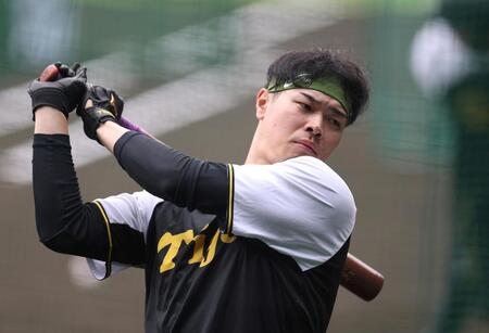 　打撃練習する佐藤輝（撮影・北村雅宏）