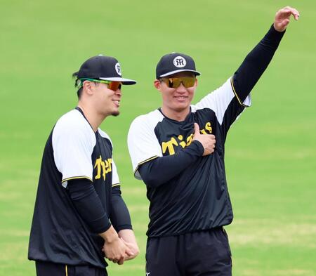 　ウオーミングアップしながら談笑する佐藤輝（左）と森下（撮影・立川洋一郎）