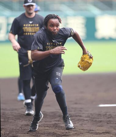 　ノックの打球を追うドリス（撮影・北村雅宏）