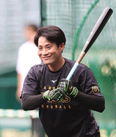 　練習中、笑顔を見せる木浪（撮影・北村雅宏）