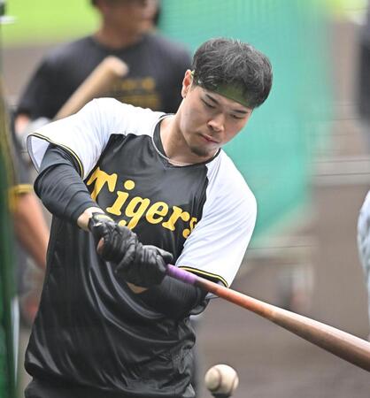 　打撃練習する佐藤輝（撮影・西田忠信）