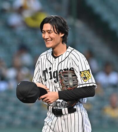　セレモニアルピッチを終え笑顔を見せる松谷鷹也（撮影・西田忠信）