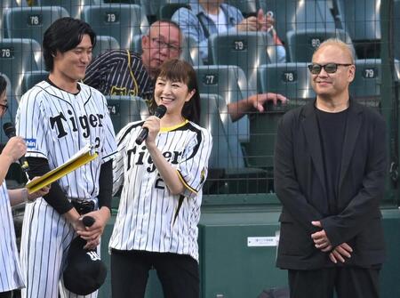 　ファーストピッチセレモニーに登場した（左から）松谷鷹也、鈴木京香、秋山純監督（撮影・飯室逸平）