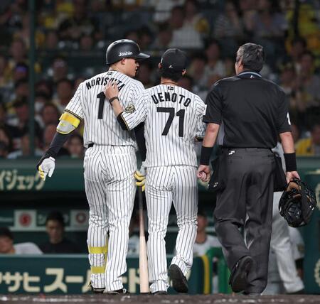 　２回、見逃し三振に倒れ、上本コーチ（７１）になだめられながらベンチに戻る森下（左）。右は白井球審（撮影・北村雅宏）