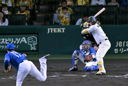 　２回、見逃し三振に倒れる森下（撮影・飯室逸平）