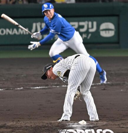 【写真】痛っ！跳び上がるのも当然か　阪神・村上　岡林の打球が直撃した瞬間