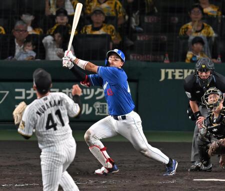 　５回、犠飛を放つ味谷（撮影・飯室逸平）