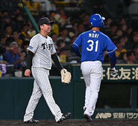 　５回、味谷に犠飛を許した村上（左）＝撮影・西田忠信