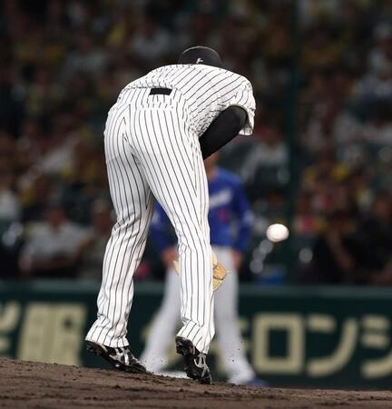 　３回、岡林の打球が村上の体に当たる（撮影・北村雅宏）