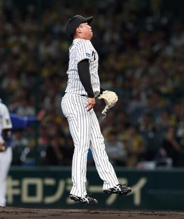 　３回、岡林の打球が村上の体に当たり、跳ね上がって体を起こす村上（撮影・北村雅宏）